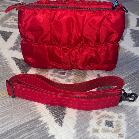 Lug Flounce Poppy Red - Picture 2 of 3